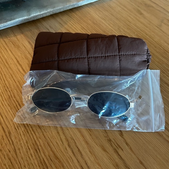 Oval Black Sunglasses - Picture 3 of 4